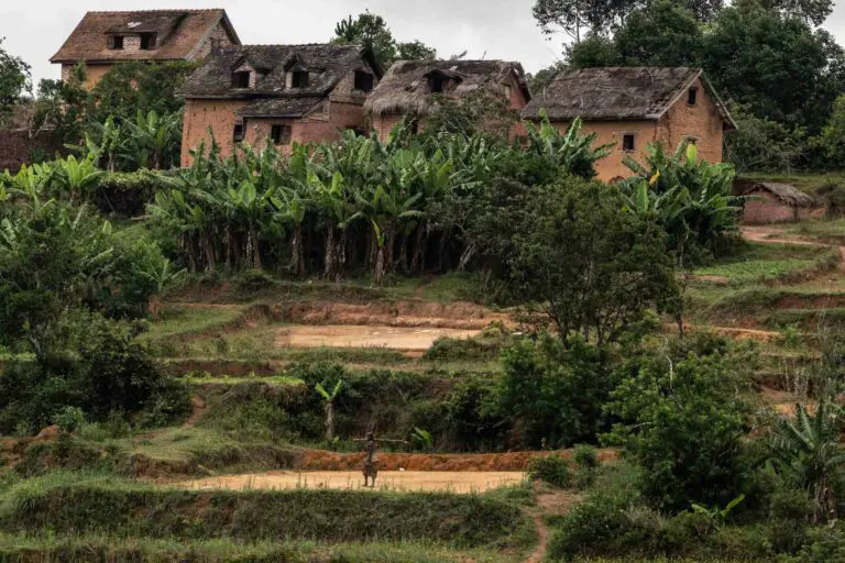 Paysage de village au dessus des rizières à Madagascar