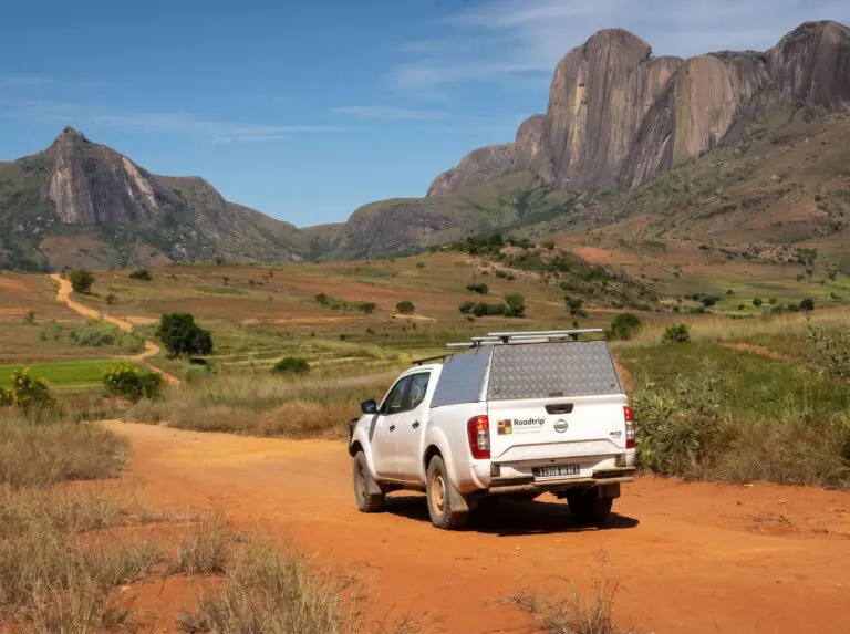Voiture 4x4 sur une route de terre en pleine nature