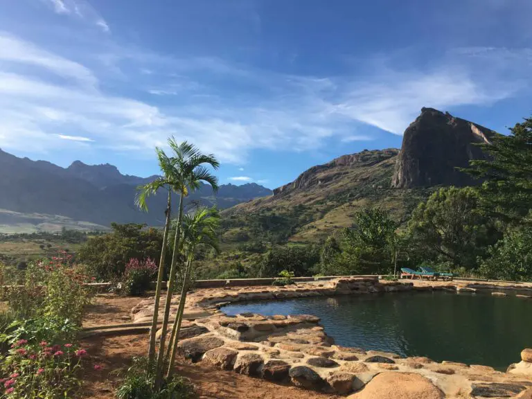 Piscine en pleine nature avec des montagnes dans le fond
