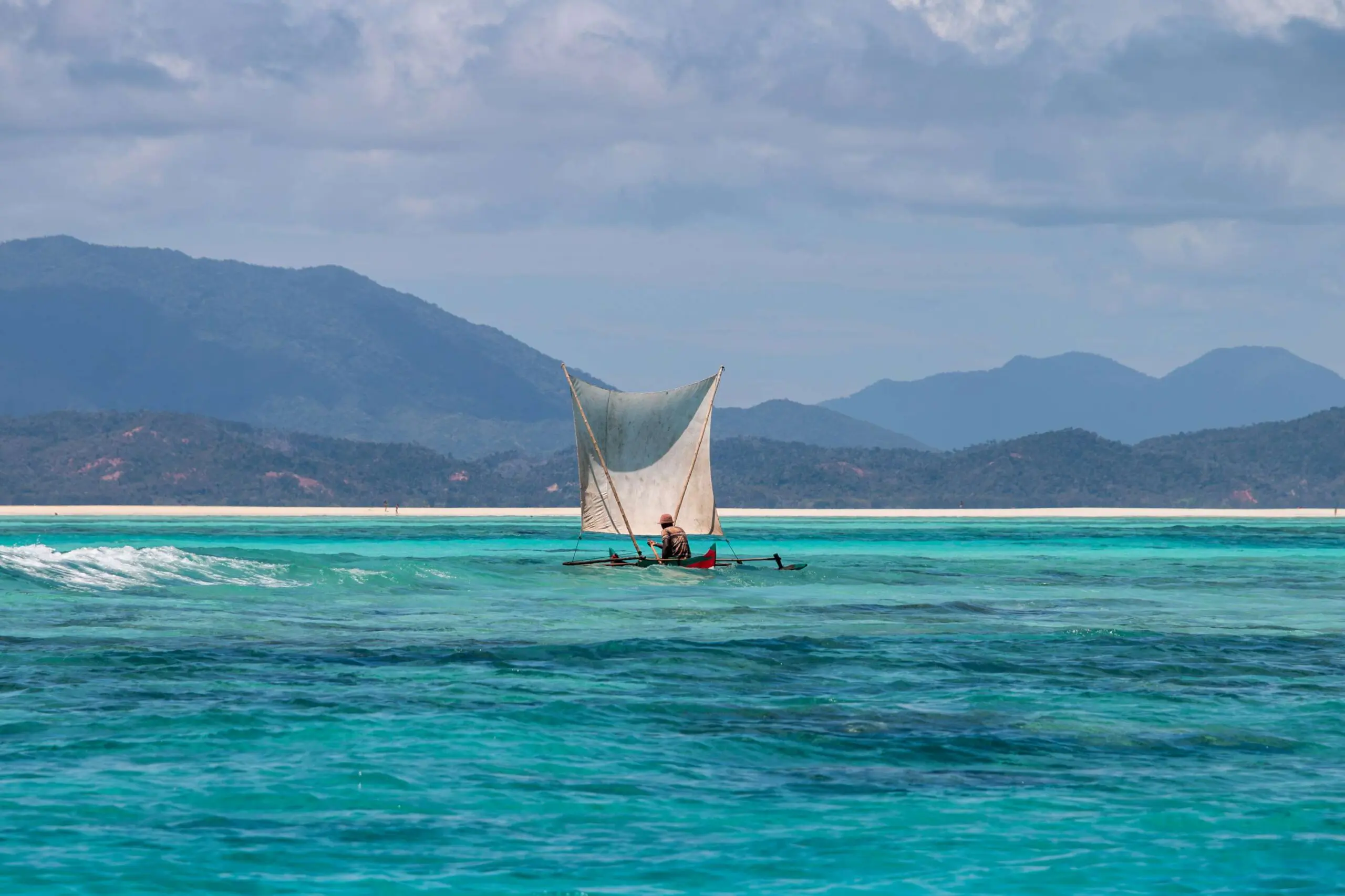 Pirogue à voile sur la mer turquoise