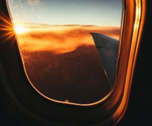 Avion au dessus du ciel