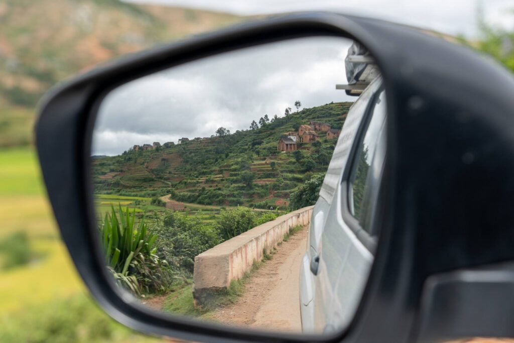 Reflet van een landschap in de achteruitkijkspiegel