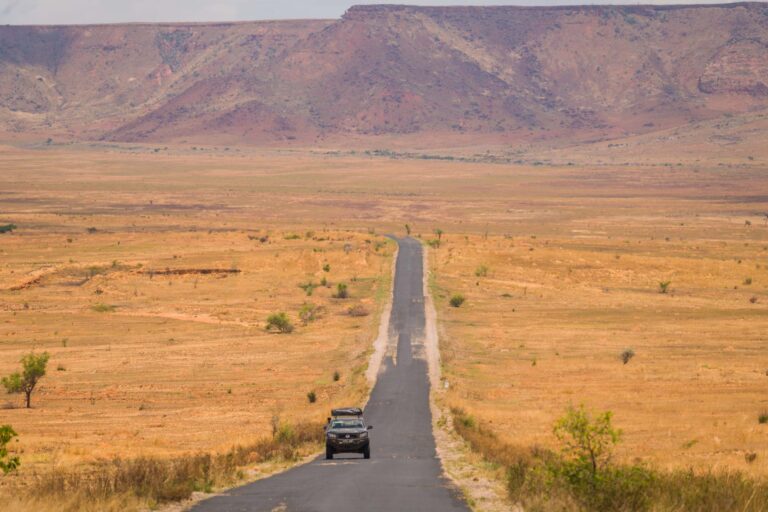 4x4 op een weg tegenover de bergen