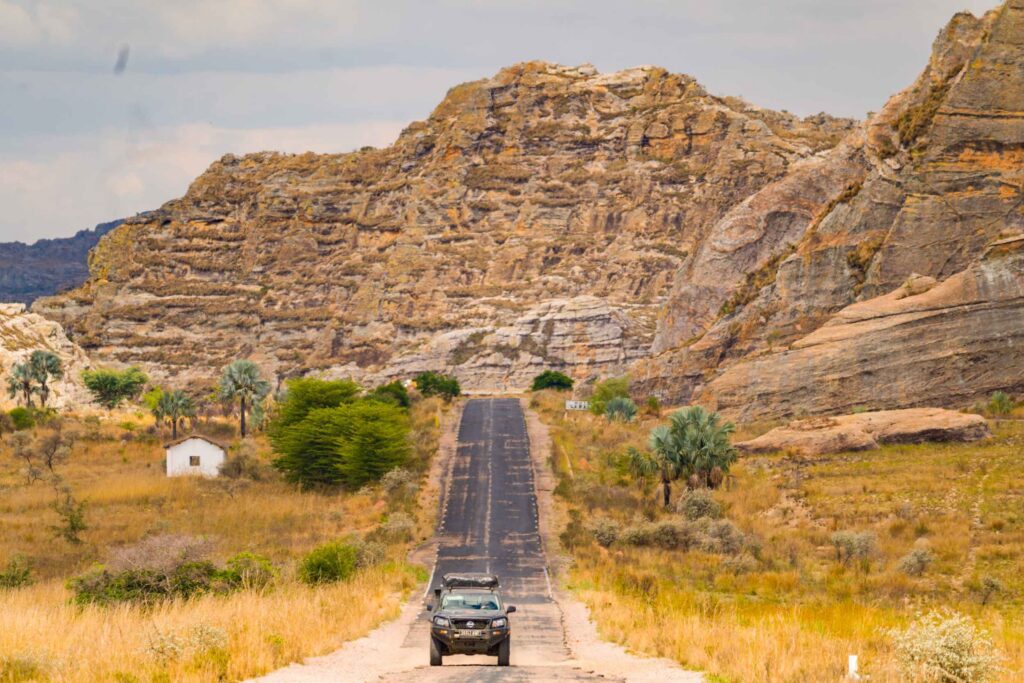 4x4 op een weg tegenover de bergen