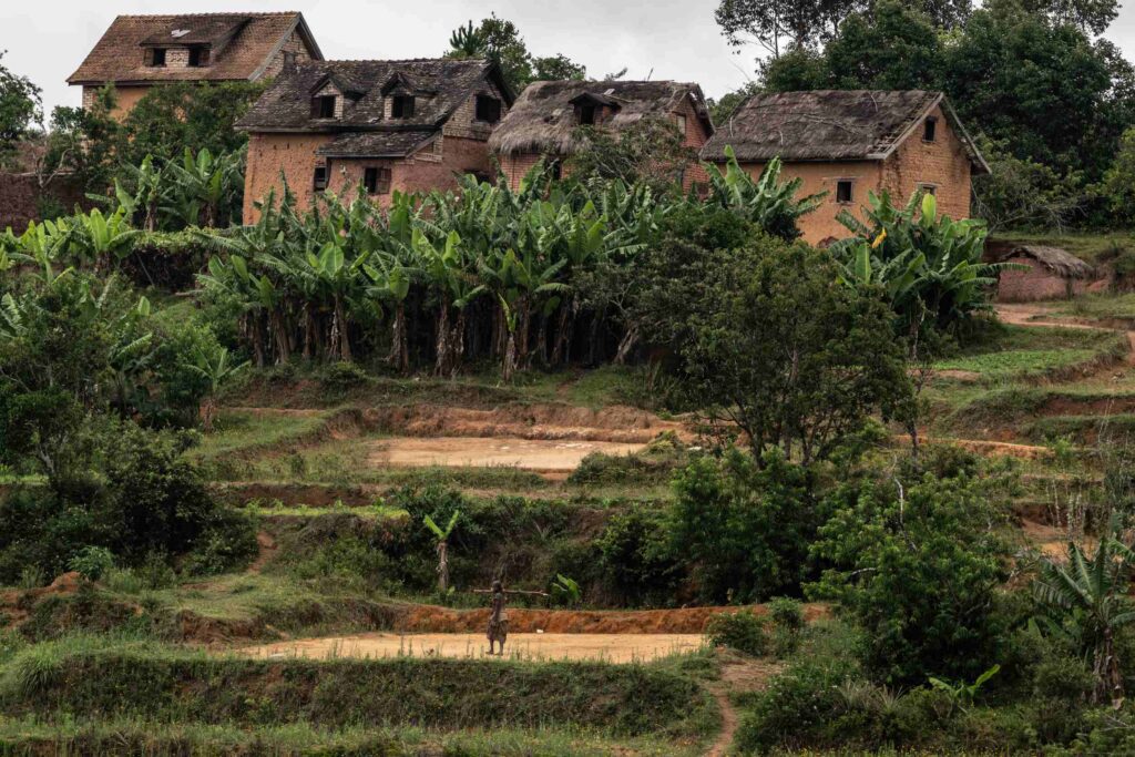 Paysage de village au dessus des rizières à Madagascar