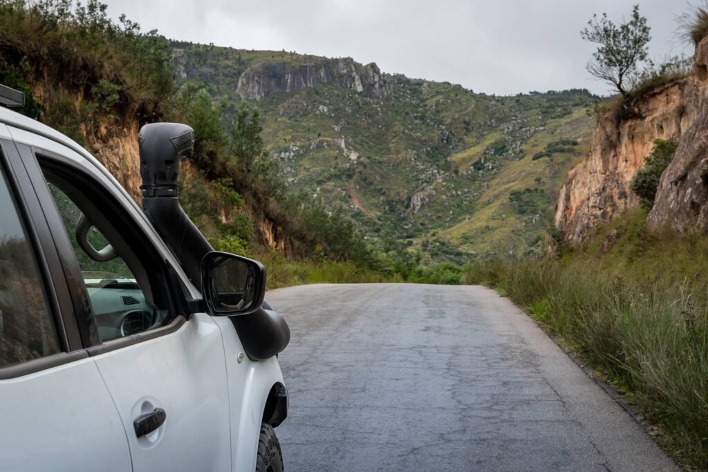 4x4 op een weg tegenover de bergen