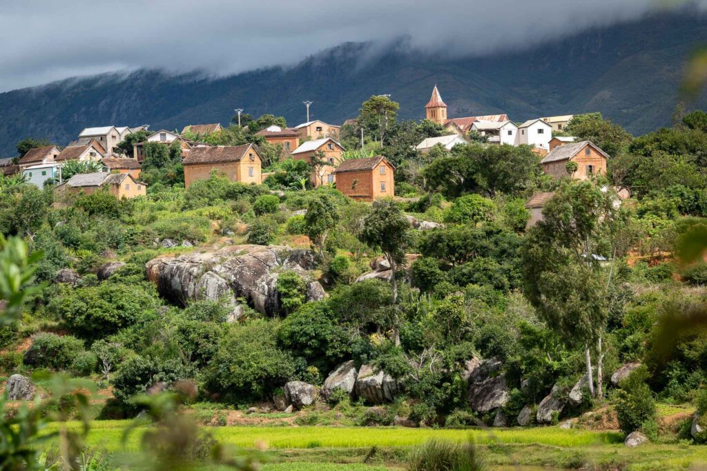 Paysage de village au dessus des rizières à Madagascar