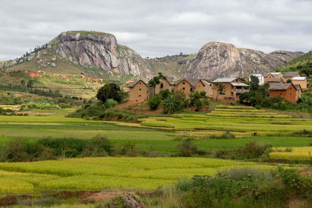 Paysage de village au dessus des rizières à Madagascar