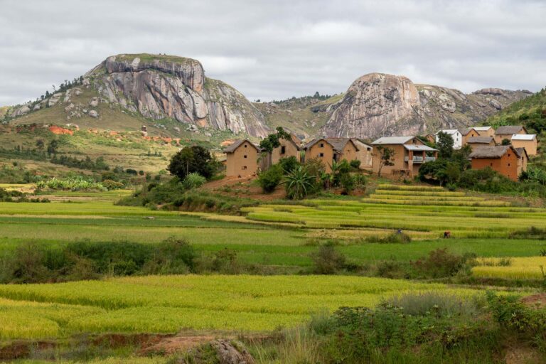 Paysage de village au dessus des rizières à Madagascar