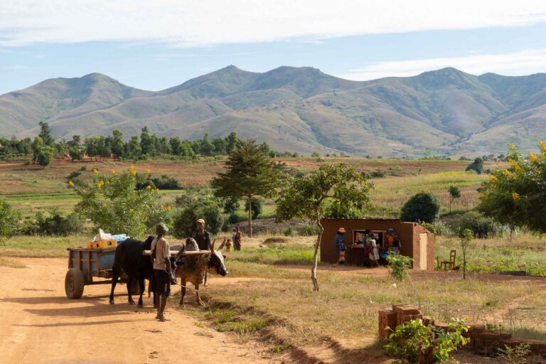 Klein dorp tegenover de bergen