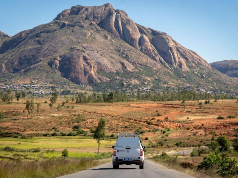 4x4 op een weg tegenover de bergen