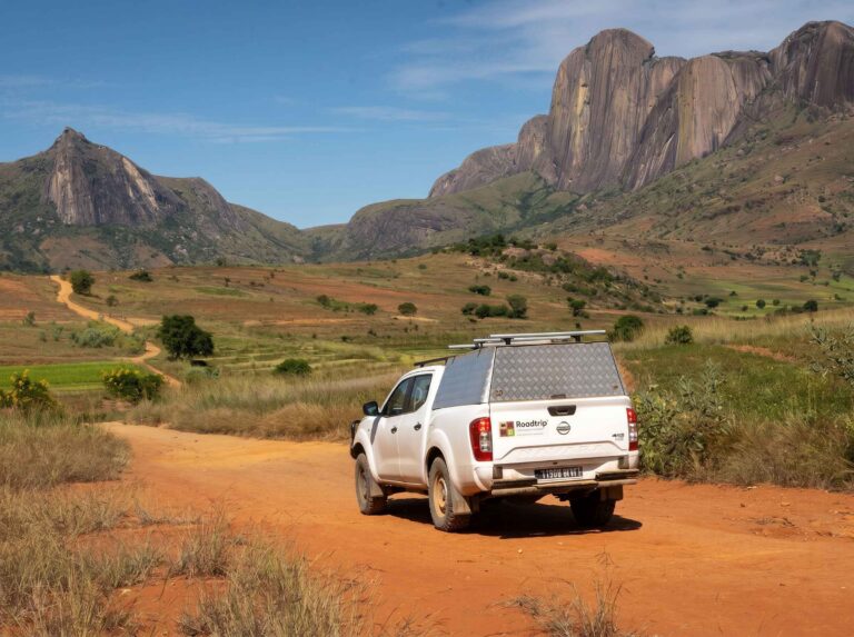 4x4 auto op een onverharde weg in de natuur