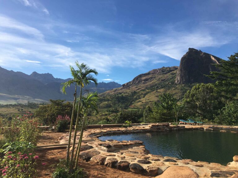 Zwemmeer in de natuur met bergen op de achtergrond