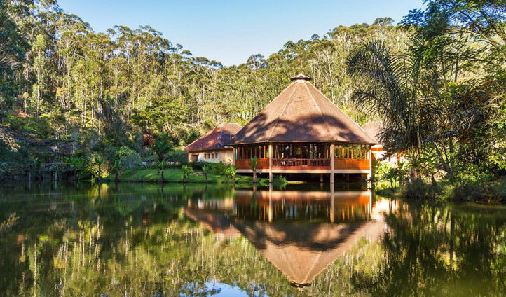Hotel boven het water in de natuur